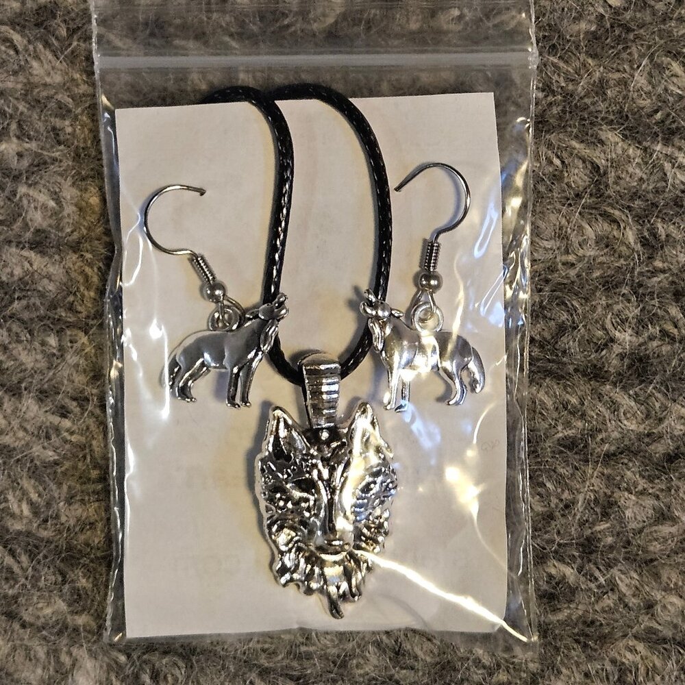 3-d, wolves pendant & earrings set, new, great wolf head & howling wolves charms